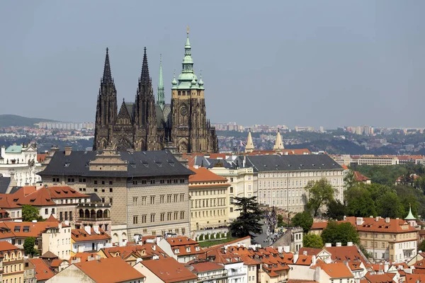 Spring Prague City Con Castillo Gótico Naturaleza Verde Los Árboles —  Fotos de Stock