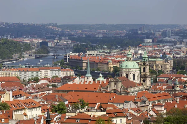 Frühling Prag Stadt Mit Nikolauskathedrale Und Grüne Natur Mit Blühenden — Stockfoto