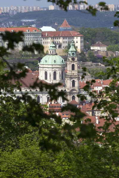 Spring Prague City Com Catedral São Nicolau Natureza Verde Com — Fotografia de Stock