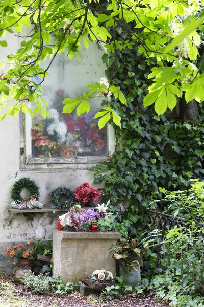 Heykelleri ile Gizem bahar eski Prag Mezarlığı, Çek Cumhuriyeti