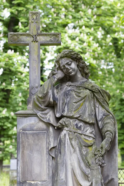 Misterio Primavera Antiguo Cementerio Praga Con Sus Estatuas República Checa —  Fotos de Stock