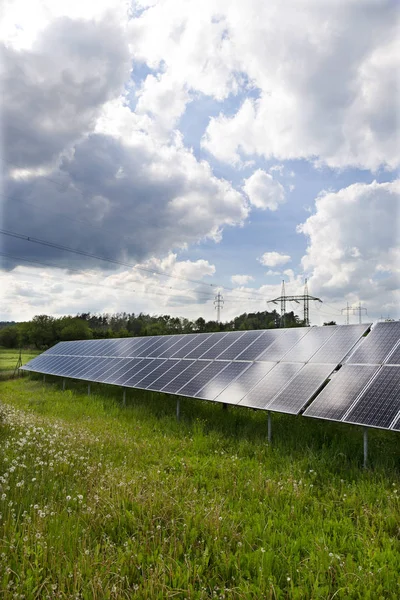 Solarkraftwerk Auf Der Frühlingswiese — Stockfoto