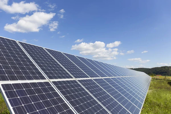 Yatay Yaz Aylarında Solar Power Station — Stok fotoğraf