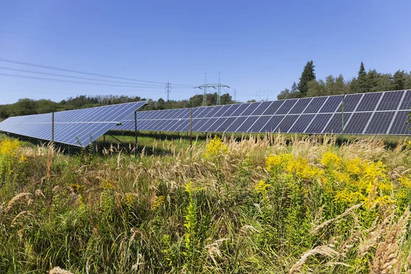 Solaranlage Auf Der Sommerwiese — Stockfoto