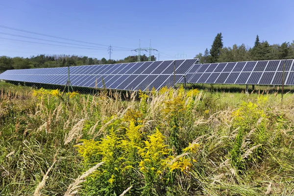 Solaranlage Auf Der Sommerwiese — Stockfoto