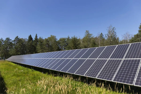 夏の牧草地への太陽光発電所 — ストック写真