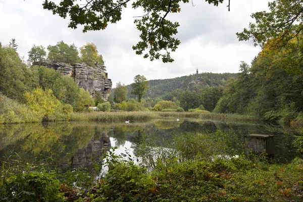 不思議な中世の岩の城北ボヘミア チェコ共和国の城池と13世紀からのスループ — ストック写真