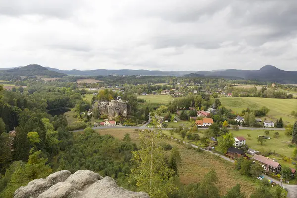 Impregnabile Castello Medievale Roccia Sloup Del Xiii Secolo Nel Paesaggio — Foto Stock