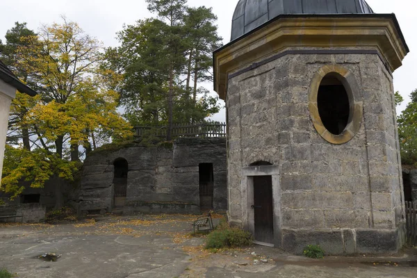 Detail Der Uneinnehmbaren Mittelalterlichen Felsenburg Aus Dem Jahrhundert Mit Burgweiher — Stockfoto