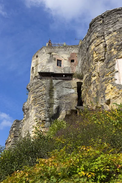 Detail Nedobytného Středověkého Skalního Hradu Sloup Století Hradním Rybníkem Severních — Stock fotografie