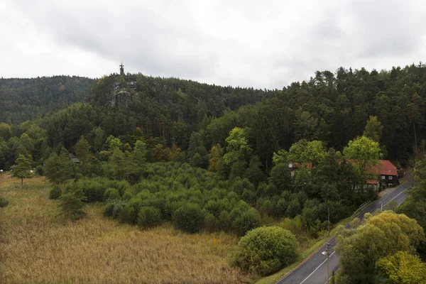 チェコ共和国の小さな町の時計塔Sloup Chechach Northern Bohemia Lusatian Mountains Czech Republic — ストック写真