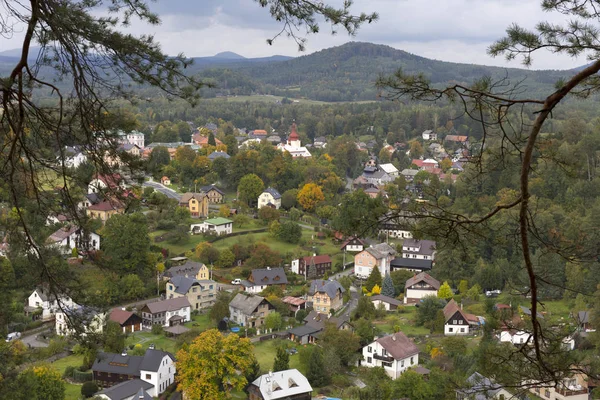 Kleinstadt Sloup Cechach Herbstlicher Landschaft Nordböhmens Saftige Berge Tschechische Republik — Stockfoto