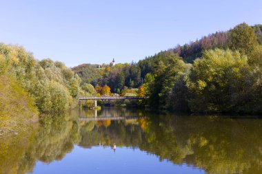 Sazava Nehri 'nin yukarısındaki antik St. Climent Hillfort Kilisesi, Lsteni, Orta Bohemya, Çek Cumhuriyeti