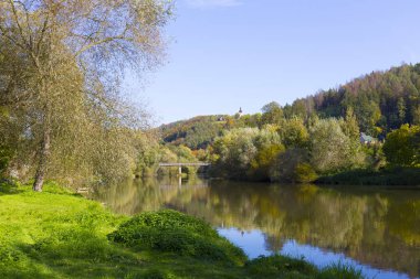 Sazava Nehri 'nin yukarısındaki antik St. Climent Hillfort Kilisesi, Lsteni, Orta Bohemya, Çek Cumhuriyeti