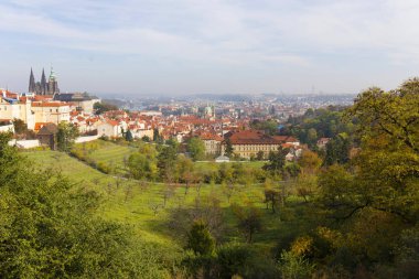 Çek Cumhuriyeti 'nin Petrin Tepesi' nden Gotik Şatosu ve Renkli Doğa ve Ağaçları ile Sonbahar Prag Şehri
