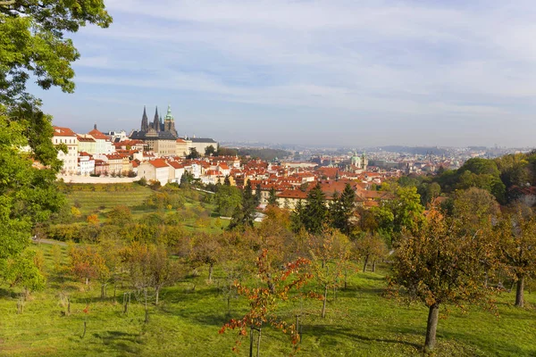 Autumn Prague City Gotickým Hradem Barevnou Přírodou Stromy Petřína Česká — Stock fotografie