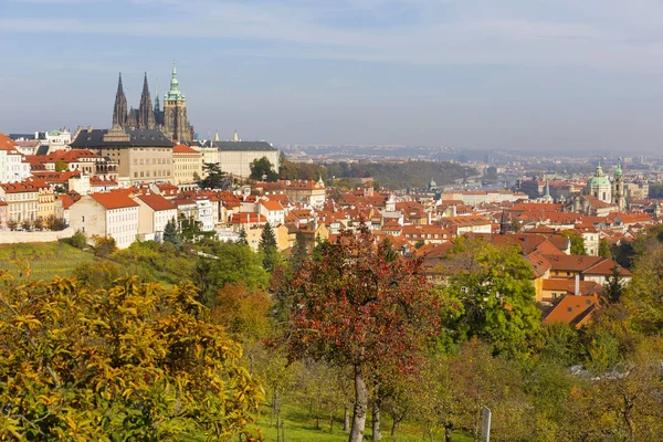 Herbstliche Prager Stadt Mit Gotischer Burg Und Farbenfroher Natur Und — Stockfoto