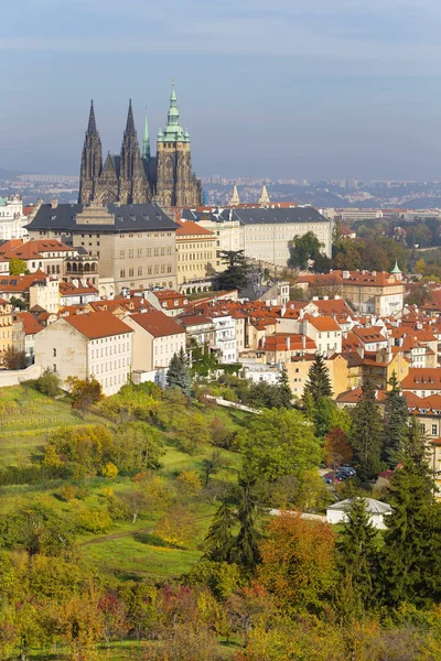 Outono Cidade Praga Com Castelo Gótico Natureza Árvores Coloridas Colina — Fotografia de Stock