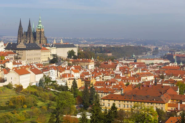 Jesień Miasto Praga Gotyckim Zamkiem Kolorowych Przyrody Drzew Petrin Hill — Zdjęcie stockowe