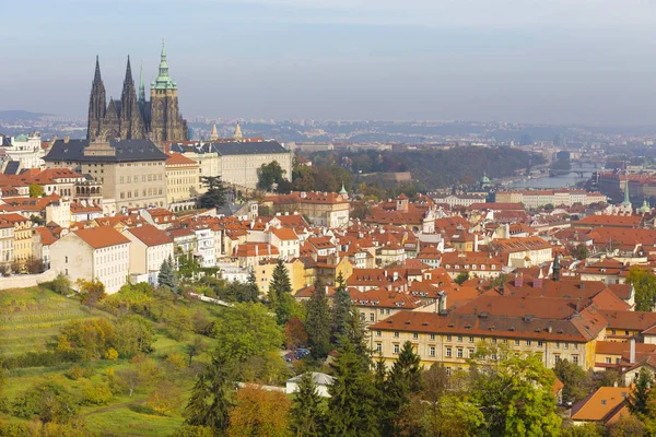 Jesień Miasto Praga Gotyckim Zamkiem Kolorowych Przyrody Drzew Petrin Hill — Zdjęcie stockowe