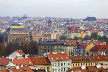 Çek Cumhuriyeti 'nin Petrin Tepesi' nden renkli ağaçlarla dolu Sonbahar Prag Şehri