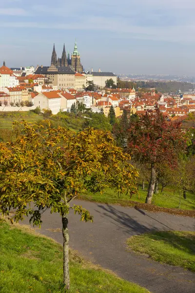 Autunno Praga Città Con Castello Gotico Natura Colorata Alberi Dalla — Foto Stock