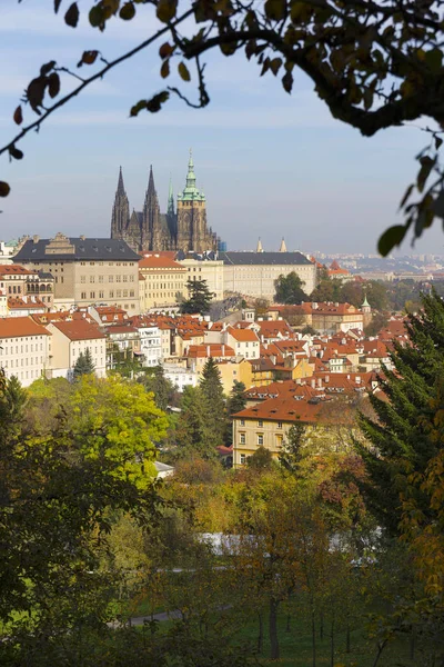 秋のプラハ市 ゴシック様式の城とカラフルな自然と木の丘ペトリン チェコ共和国から — ストック写真