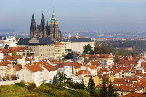 Autumn Prague City Gotickým Hradem Barevnou Přírodou Stromy Petřína Česká — Stock fotografie