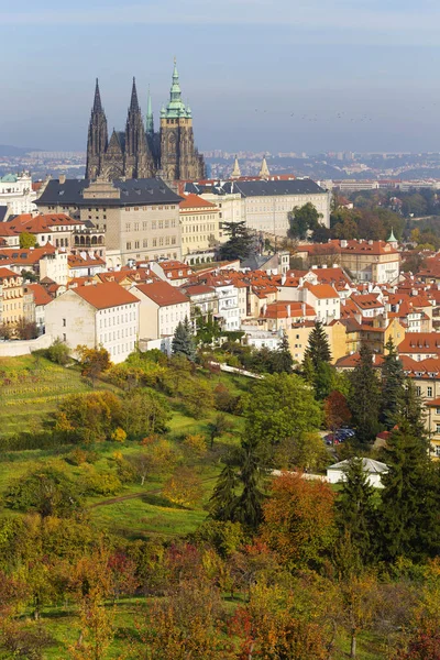 Outono Cidade Praga Com Castelo Gótico Natureza Árvores Coloridas Colina — Fotografia de Stock