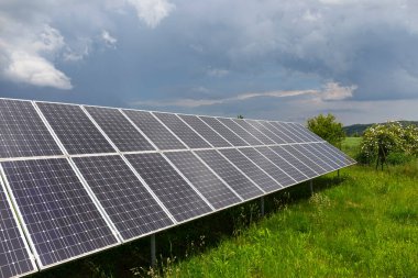Bahar çiçekli çayırdaki güneş enerjisi santrali 