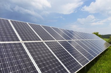 Bahar çiçekli çayırdaki güneş enerjisi santrali 