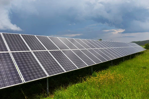 春の開花時の太陽光発電所牧草地 — ストック写真