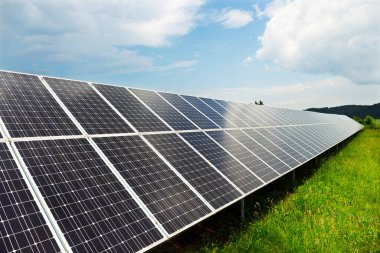 Bahar çiçekli çayırdaki güneş enerjisi santrali 