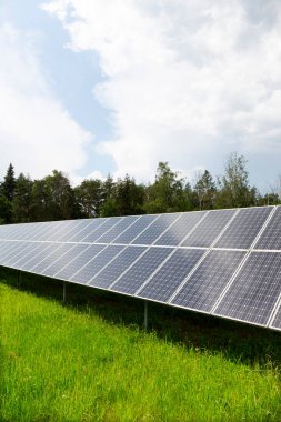 Bahar çiçekli çayırdaki güneş enerjisi santrali 