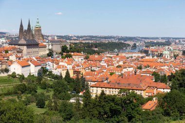 Gotik Şatosu ve Çek Cumhuriyeti 'nin Petrin Tepesi' nden Yeşil Doğa ile Yaz Prag Şehri