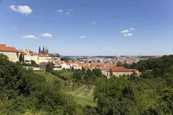 Été Prague Ville Avec Château Gothique Nature Verte Colline Petrin — Photo