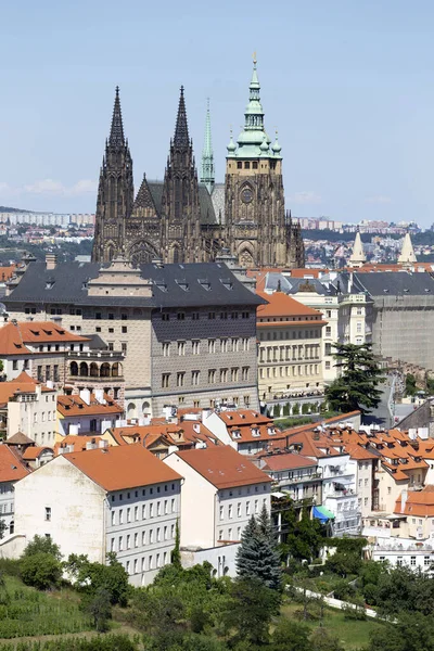 Verão Praga Cidade Com Castelo Gótico Natureza Verde Colina Petrin — Fotografia de Stock