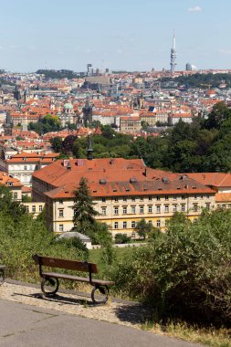 Çek Cumhuriyeti 'nin Petrin Tepesi' nden yeşil doğalı Prag Şehri