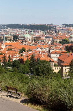 Çek Cumhuriyeti 'nin Petrin Tepesi' nden yeşil doğalı Prag Şehri