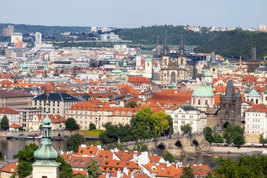 Prag Şehri Charles Köprüsü ve Çek Cumhuriyeti 'nin Petrin Tepesi' nden Yeşil Doğa
