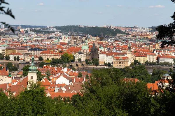 Prag Stad Med Karlsbron Och Grön Natur Från Kullen Petrin — Stockfoto