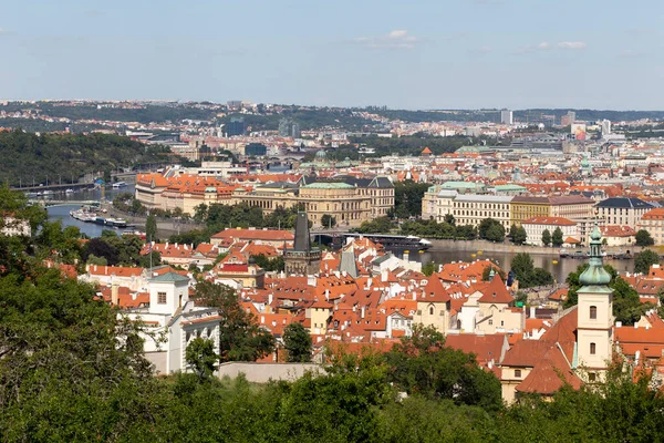 Prag Stad Med Grön Natur Från Kullen Petrin Tjeckien — Stockfoto