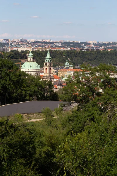布拉格市 绿色大自然 来自捷克共和国的Hill Petrin — 图库照片