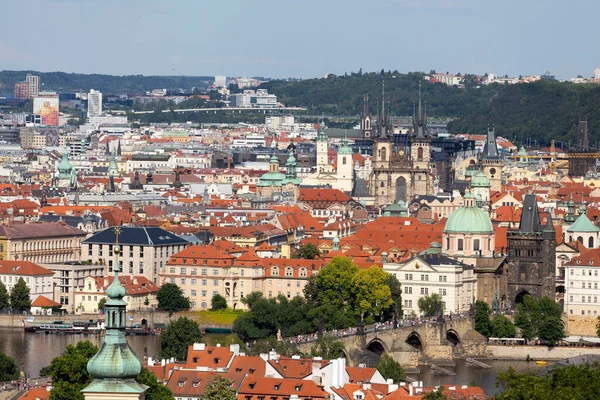 Praag Stad Met Karelsbrug Groene Natuur Vanaf Heuvel Petrin Tsjechië — Stockfoto