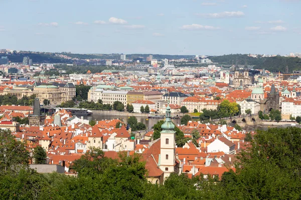 Prag Mit Karlsbrücke Und Grüner Natur Vom Hügel Petrin Tschechische — Stockfoto