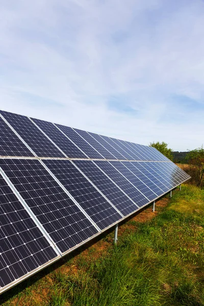 夏の終わり頃の太陽光発電所の詳細自然 — ストック写真