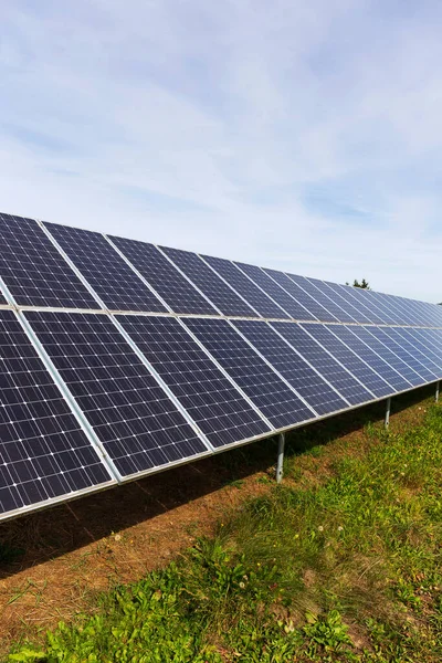 夏の終わり頃の太陽光発電所の詳細自然 — ストック写真