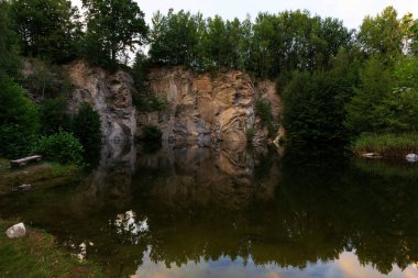 Sel basmış granit ocağı, Rychlebske Dağları, Kuzey Moravya, Çek Cumhuriyeti