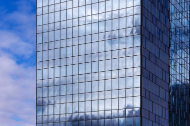 Gökdelendeki yansıma Bulutlu mavi gökyüzünde