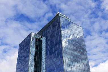 Gökdelenle çarpıcı bir şekilde